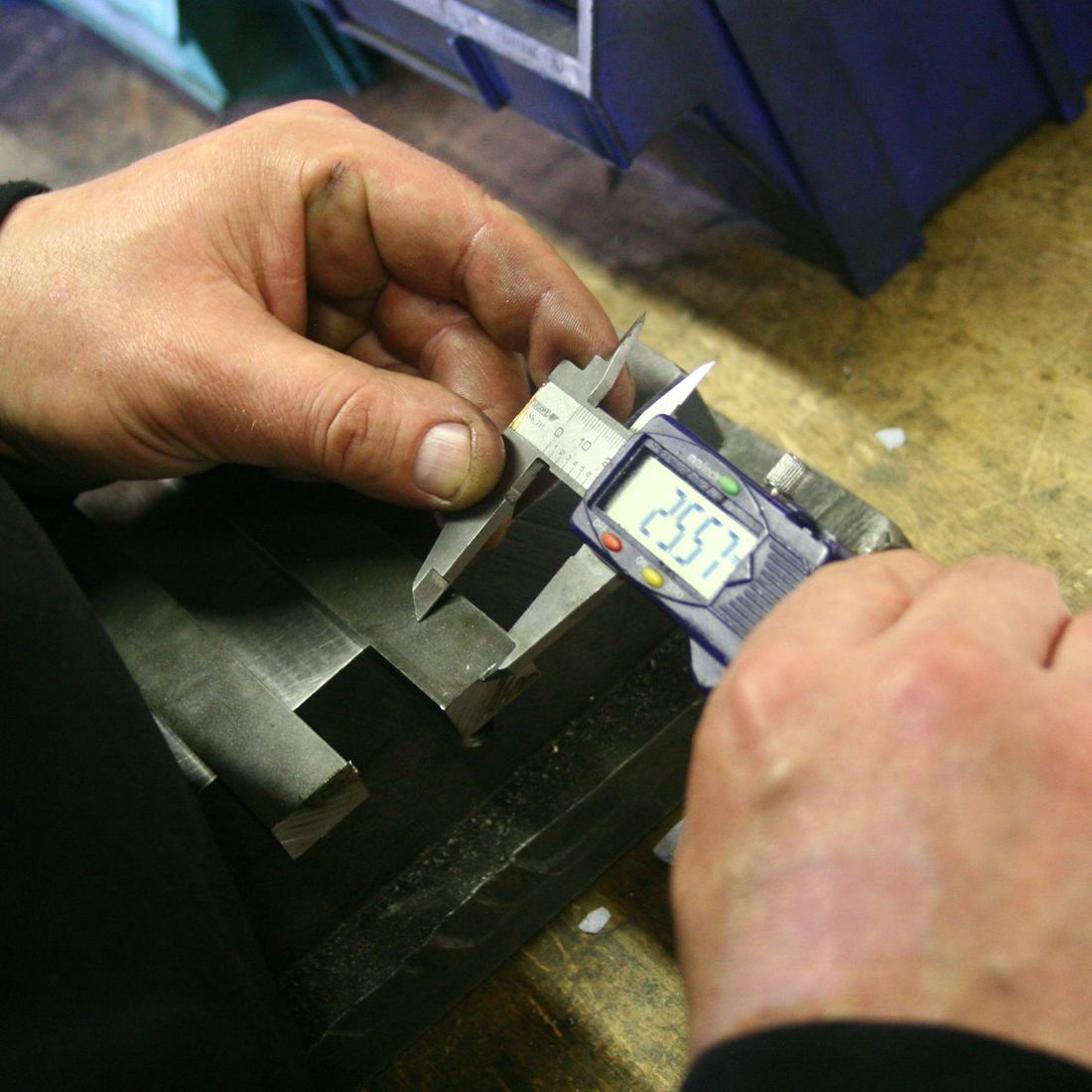 Precise measurement with a vernier calliper